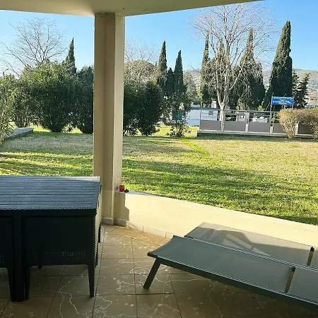 Les De Robinson: Riverside With Pool In