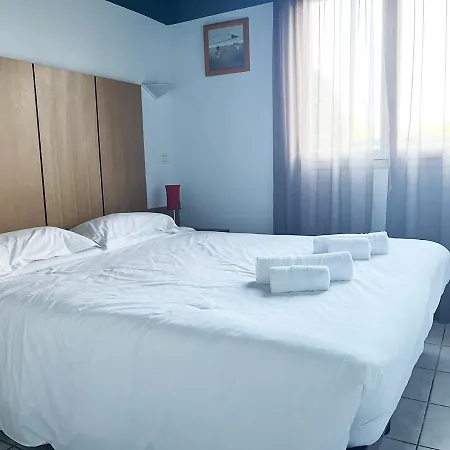 Apartment Les De Robinson: Riverside With Pool In Mandelieu-la-Napoule